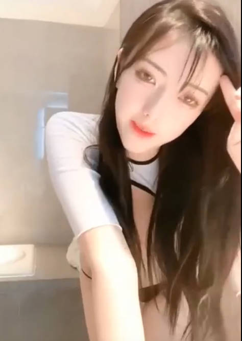 网红女神来袭!浴缸湿身极度诱惑!