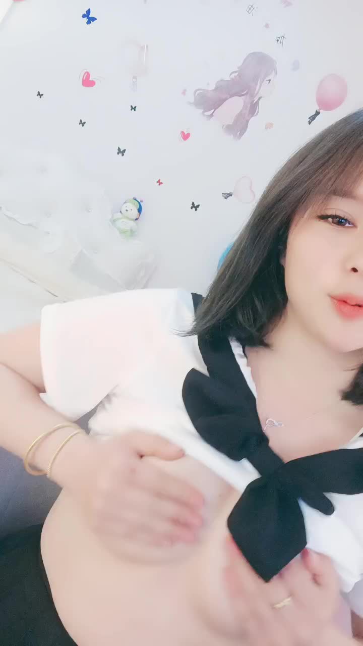 新來的美女小姐姐玩的好嗨,膚白貌美逼肥奶子大,表情好騷淫聲蕩語,自己揉著騷奶子道具抽插騷穴高潮冒白漿