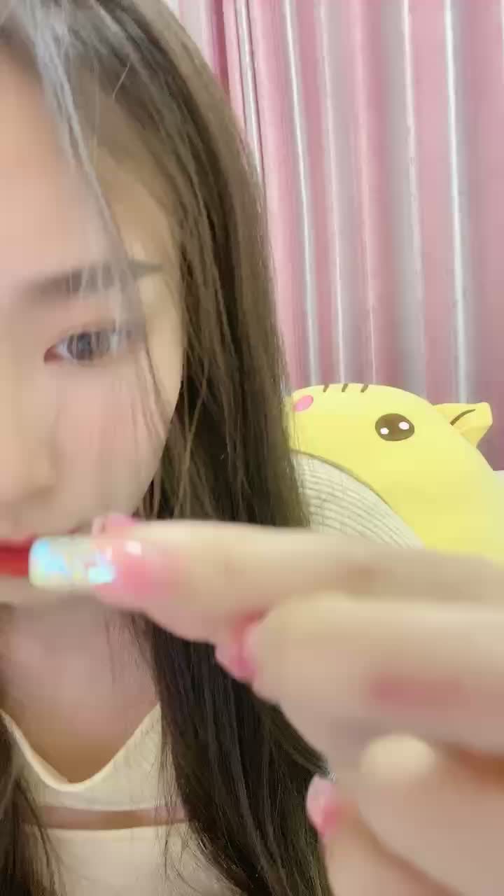 水靈靈的大眼睛極品女神,躺下露出粉嫩大胸部 超近景特寫蝴蝶粉穴 乾淨誘人多汁