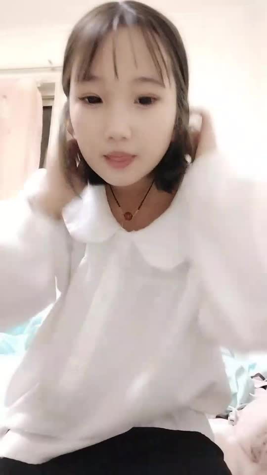 小妹妹騷姐姐全程露臉大秀直播,跟狼友互動撩騷,伸著舌頭要舔狼友大雞巴,揉奶玩逼道具抽插讓姐姐吃奶子