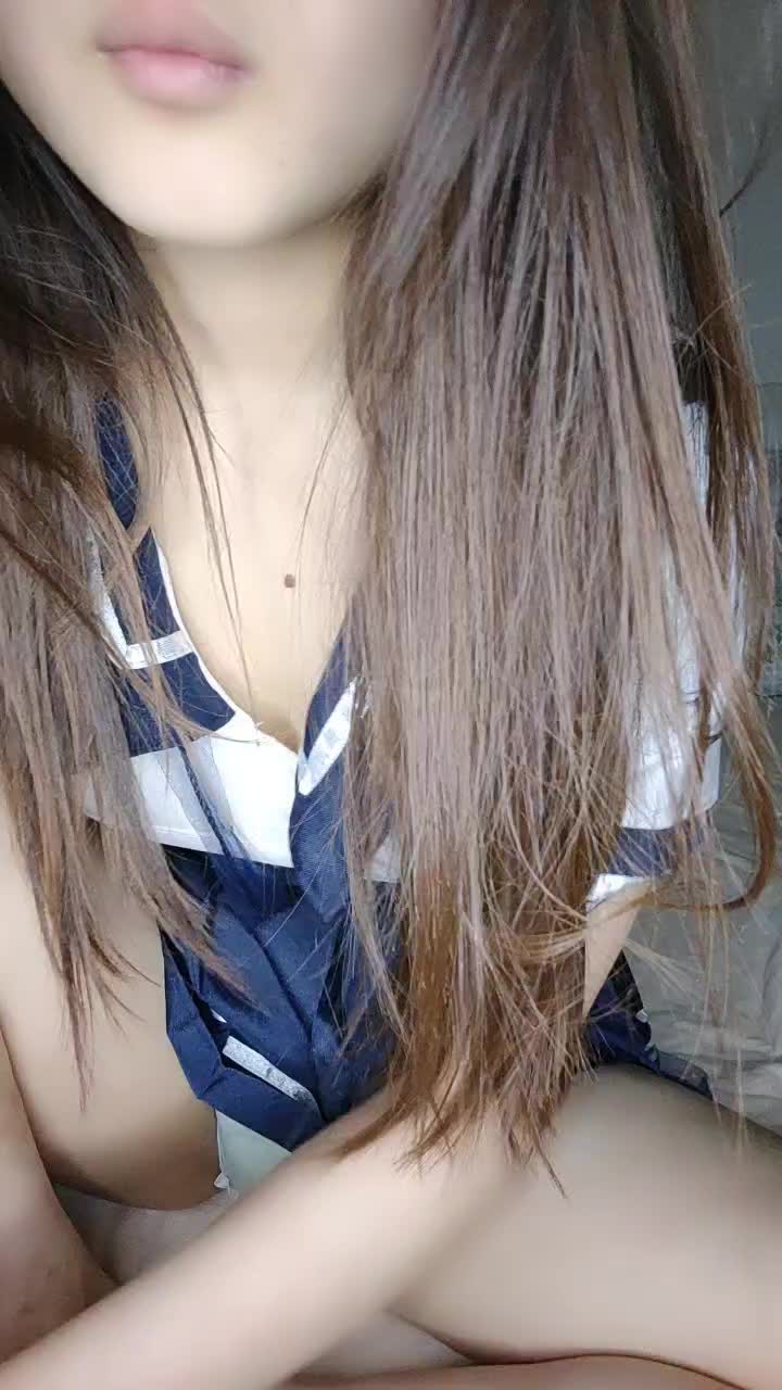 風騷學妹初次下海,露臉跟狼友互動撩騷,揉奶玩逼浴室洗澡誘惑,粉嫩的奶子好誘人,看著就很刺激,不要錯過