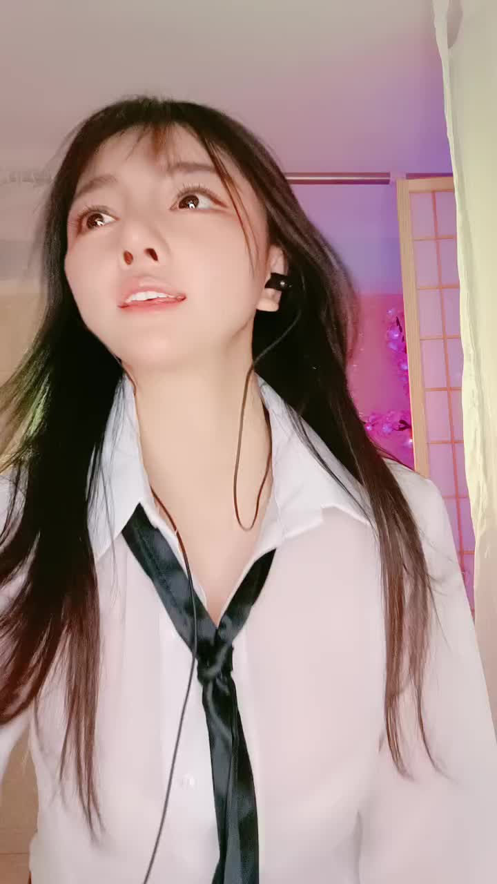 風情萬種的豐滿肉肉的美少婦熱舞舞動起來,職業白襯衣黑絲一步裙,大屁股想入菲菲