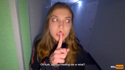 爸媽在家,我們直接在樓梯上幹了起來,射滿在褲子裡面也只能穿上 POV 4K