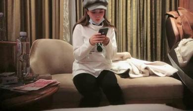 清纯白衣帽妹穿上情趣装,骑坐翘臀诱惑,后入抬腿激情抽插