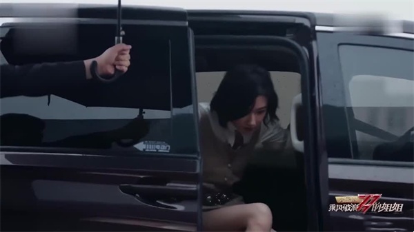 AI换脸万茜:浪姐后台淫乱实录,高潮娇喘不停!